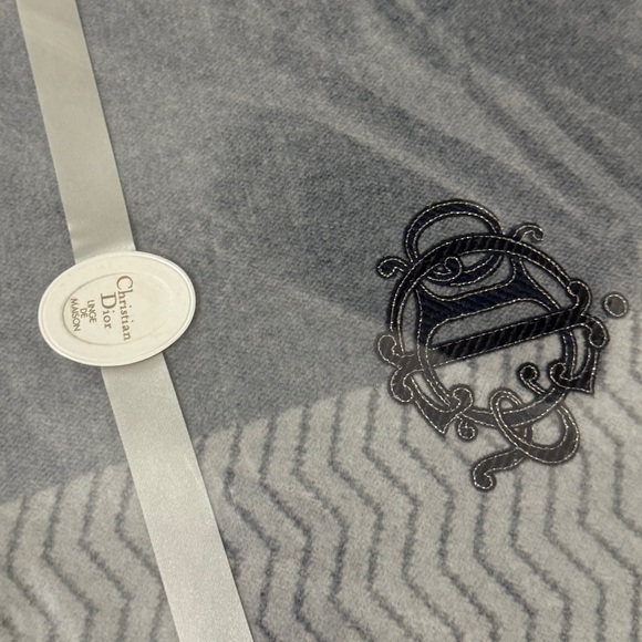 Dior Gray and White Bedding Sheet - Picture 7 of 8